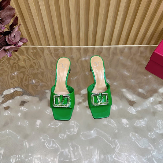 ШКІРЯНІ МЮЛІ VALENTINO 25S НА ВИСОКИХ ПІДБОРАХ 60 ММ ІЗ ЗЕЛЕНОЇ ЛАКОВАНОЇ ТЕЛЯЧОЇ ШКІРИ З РЕМІНЦЕМ, ПРИКРАШЕНИМ КРИСТАЛАМИ - 35