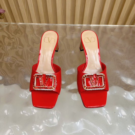 ЖІНОЧІ МЮЛІ VALENTINO 25S НА ВИСОКОМУ КАБЛУЦІ 60 ММ ЧЕРВОНОГО КОЛЬОРУ З ЛАКОВАНОЇ ТЕЛЯЧОЇ ШКІРИ ЗІ СТРАПОМ, ПРИКРАШЕНИМ КРИСТАЛАМИ - 35