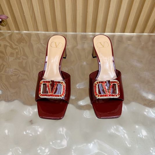 ЖІНОЧІ МЮЛІ VALENTINO 25S НА ВИСОКИХ ПІДБОРАХ 60 ММ З ТЕМНО-ЧЕРВОНОЇ ЛАКОВАНОЇ ТЕЛЯЧОЇ ШКІРИ З РЕМІНЦЕМ, ПРИКРАШЕНИМ КРИСТАЛАМИ - 35