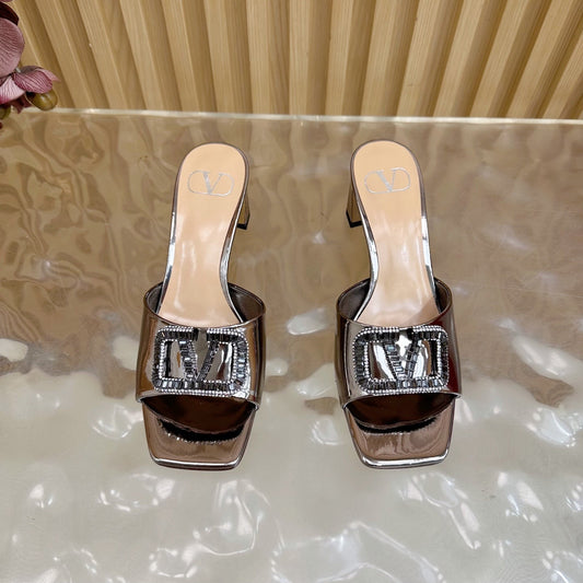 ЖІНОЧІ БОСОНІЖКИ VALENTINO 25S НА ВИСОКИХ ПІДБОРАХ (60 ММ) З МЕТАЛІЗОВАНОЇ СРІБНОЇ ЛАКОВАНОЇ ТЕЛЯЧОЇ ШКІРИ З РЕМІНЦЕМ, ПРИКРАШЕНИМ КРИСТАЛАМИ - 35