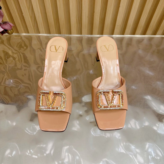 VALENTINO МЮЛІ НА ВИСОКИХ ПІДБОРАХ 25S 60 ММ З ТЕПЛОГО БЕЖЕВОГО ЛАКОВАНОГО ВІДТІНКУ ШКІРИ ТЕЛЯТИ З РЕМІНЦЕМ, ПРИКРАШЕНИМ КРИСТАЛАМИ - 35