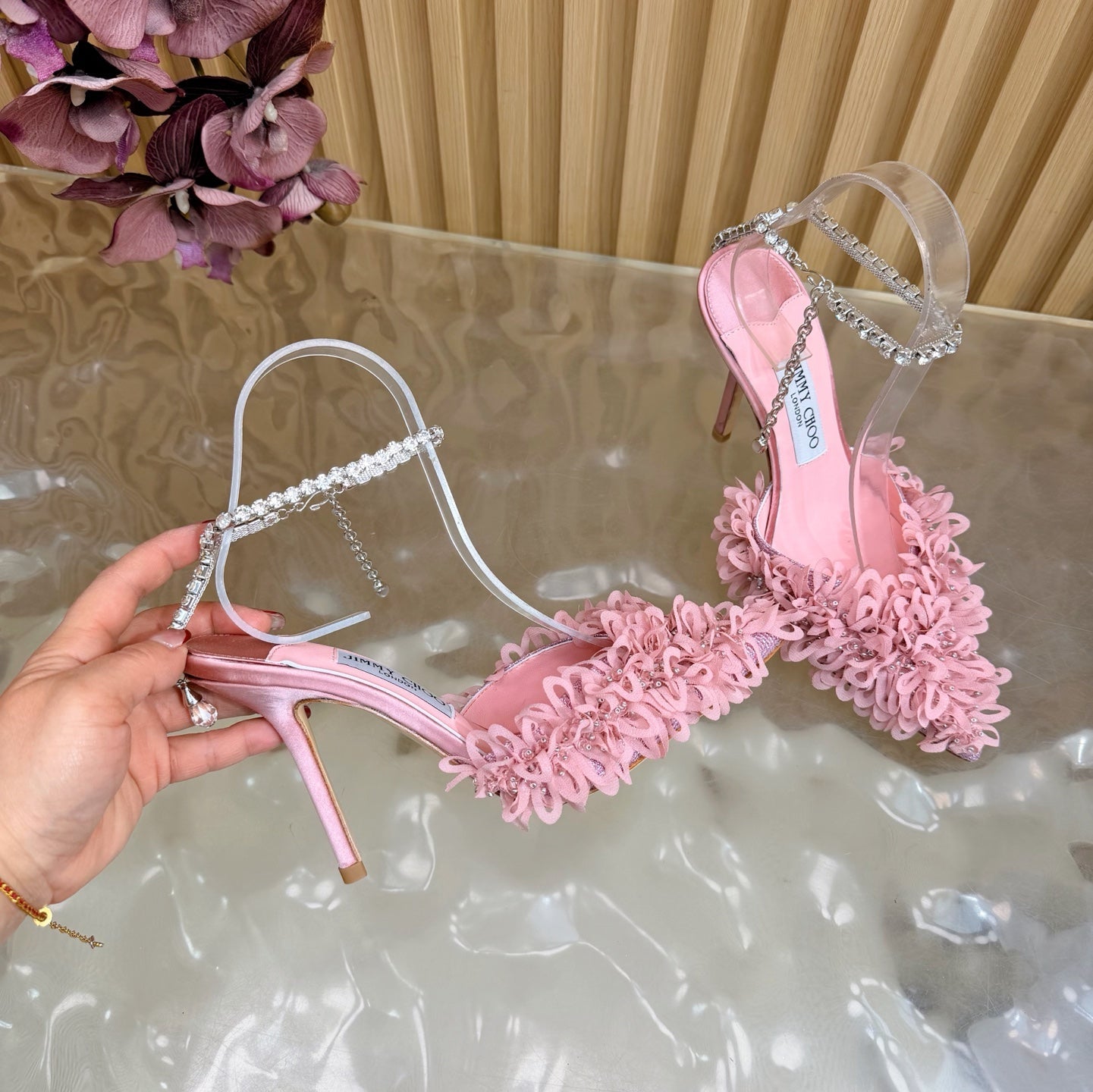 ВИСОКІ ПІДБОРИ JIMMY CHOO 26S 100 ММ ІЗ РОЖЕВОЇ ТКАНИНИ ТА ОВЕЧОЇ ШКІРИ ЗІ СТРІЧКАМИ, ІНКРУСТОВАНИМИ КРИСТАЛАМИ