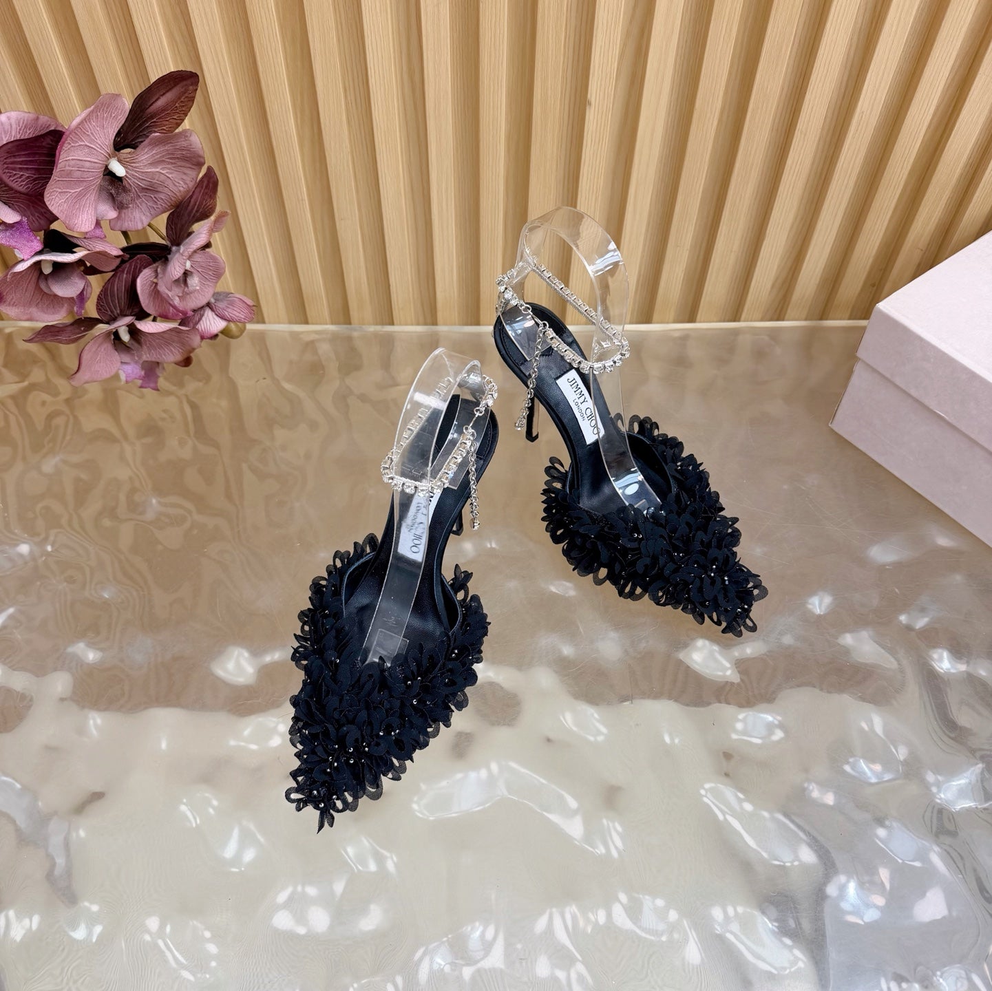 БОСОНІЖКИ JIMMY CHOO 26S НА ВИСОКИХ ПІДБОРАХ 100 ММ ІЗ ЧОРНОЇ ТКАНИНИ ТА ШКІРИ ЯГНЯТИ ЗІ СТРАЗАМИ