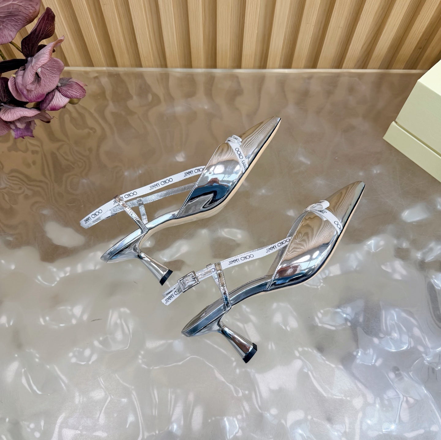 БОСОНІЖКИ JIMMY CHOO 26S НА СЛІНГБЕКІ, КАБЛУК 65 ММ, ІЗ СРІБНОЇ ЛАКОВАНОЇ ТЕЛЯЧОЇ ШКІРИ