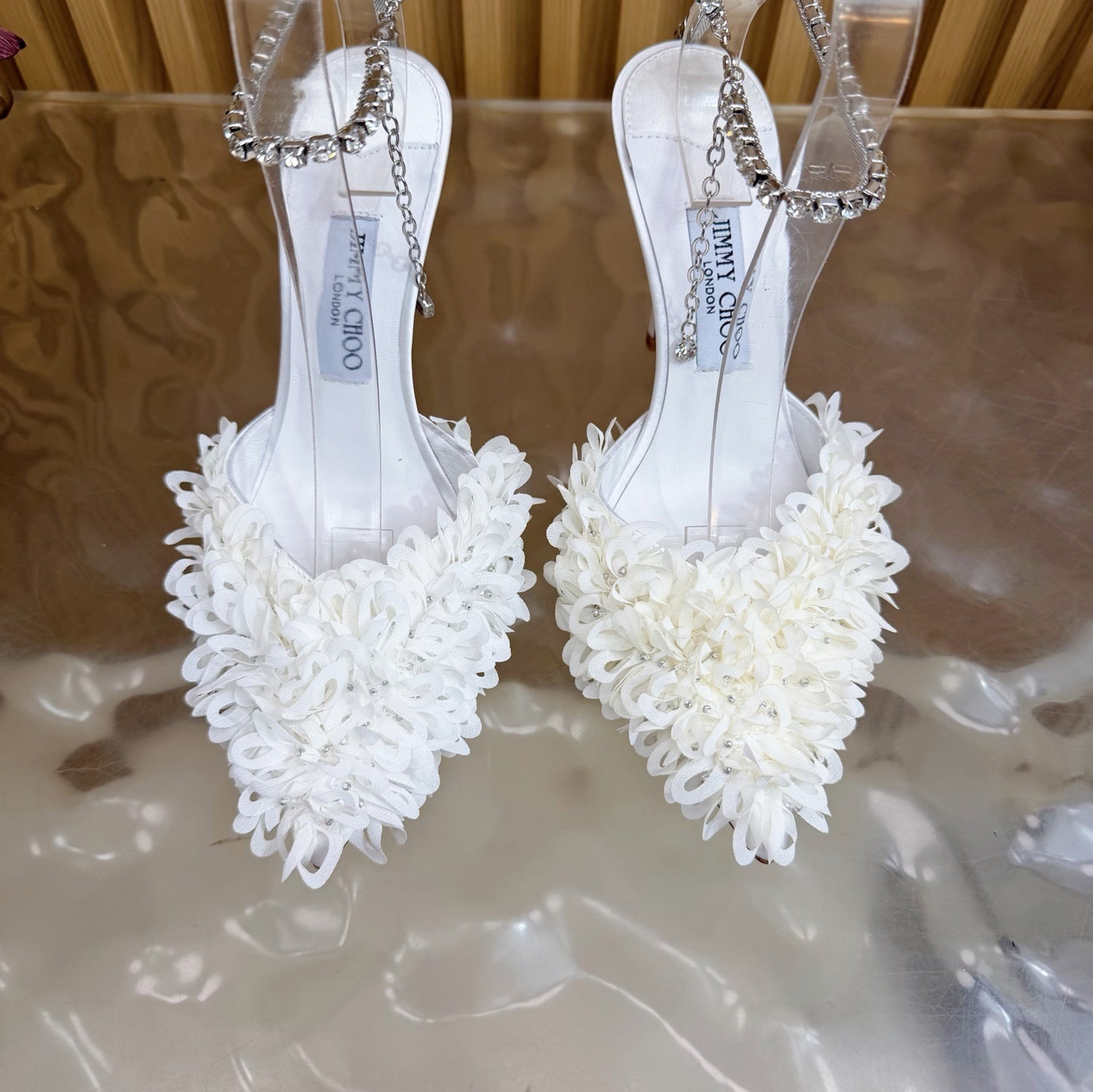 Жіночі туфлі-човники JIMMY CHOO 26S на підборах 100 мм з білої тканини зі шкіри ягняти та кришталевими ремінцями