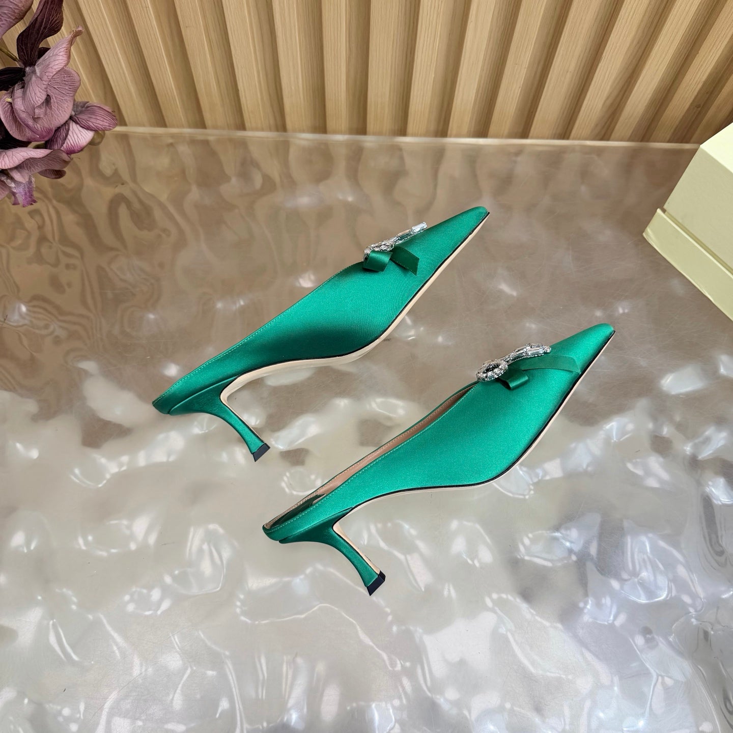 БОСОНІЖКИ-МЮЛІ JIMMY CHOO 26S НА ВИСОКОМУ КАБЛУЦІ 65 ММ З ЗЕЛЕНОГО АТЛАСУ З БАНТОМ ІЗ СТРАЗ