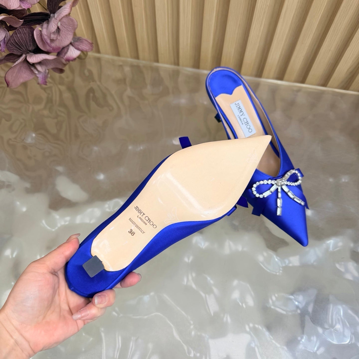 БОСОНІЖКИ JIMMY CHOO 26S НА ВИСОКИХ ПІДБОРАХ 65 ММ З САТИНУ ТЕМНО-СИНЬОГО КОЛЬОРУ З БАНТОМ ЗІ СТРАЗ