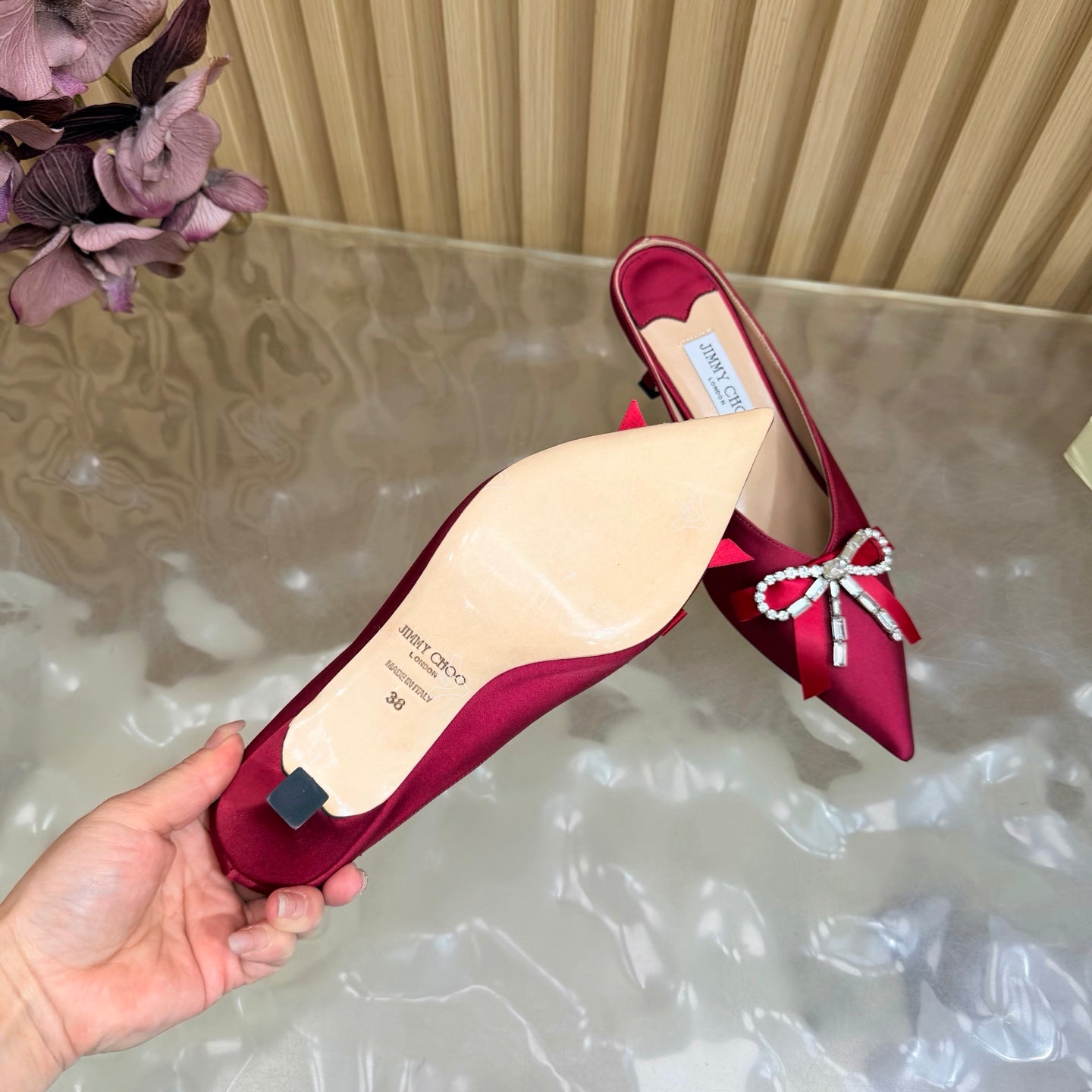 ЖІНОЧІ БОСОНІЖКИ-МУЛІ JIMMY CHOO 26S НА ВИСОКИХ ПІДБОРАХ 65 ММ З ЧЕРВОНОГО АТЛАСУ З БАНТОМ ІЗ СТРАЗ