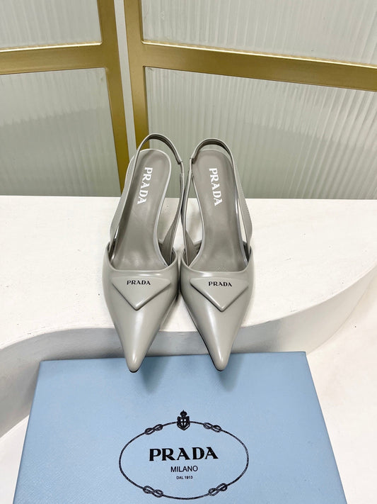 БОСОНІЖКИ PRADA 26S НА ВИСОКИХ ПІДБОРАХ-СЛІНГБЕКАХ 75 ММ ЗІ СВІТЛО-СІРОЇ ТЕЛЯЧОЇ ШКІРИ З ЛОГОТИПОМ