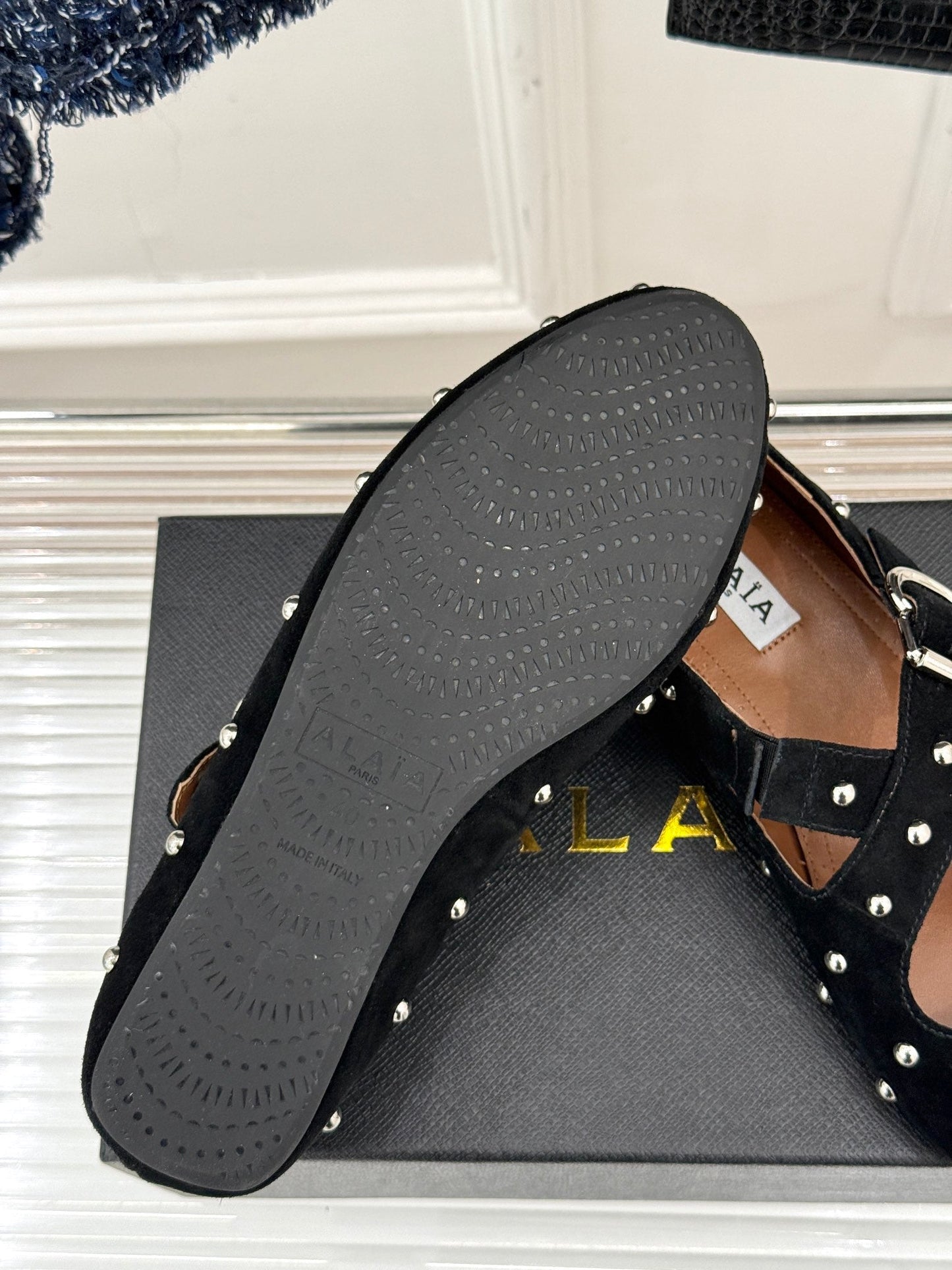 CROSSED STRAP BALLET FLATS IN BLACK SUEDE - 35