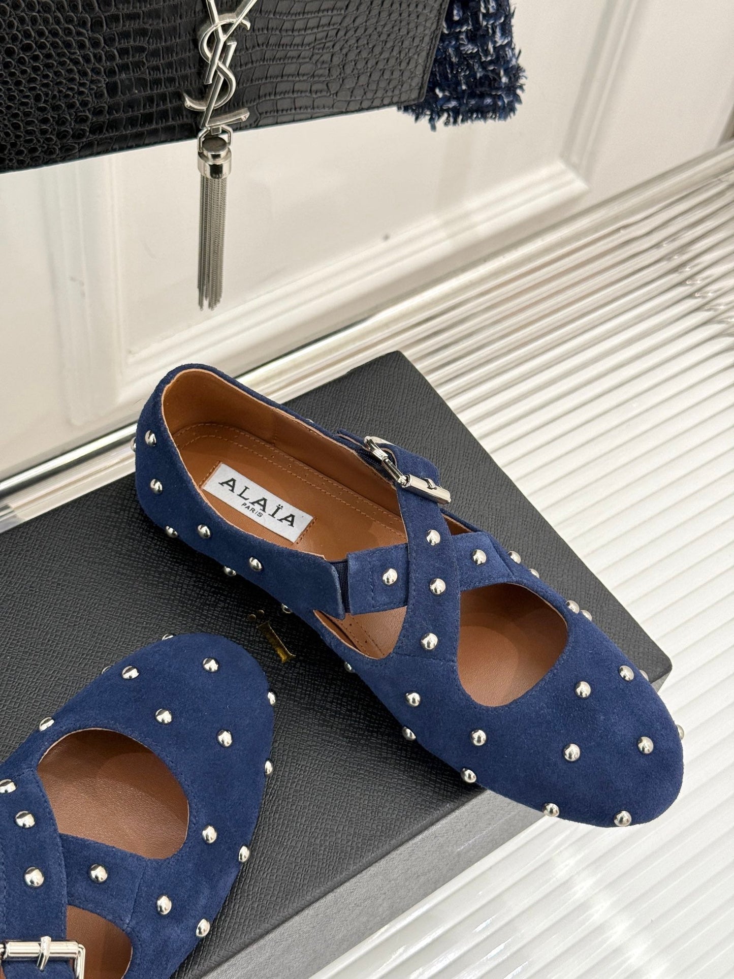 CROSSED STRAP BALLET FLATS IN NAVY BLUE SUEDE - 35
