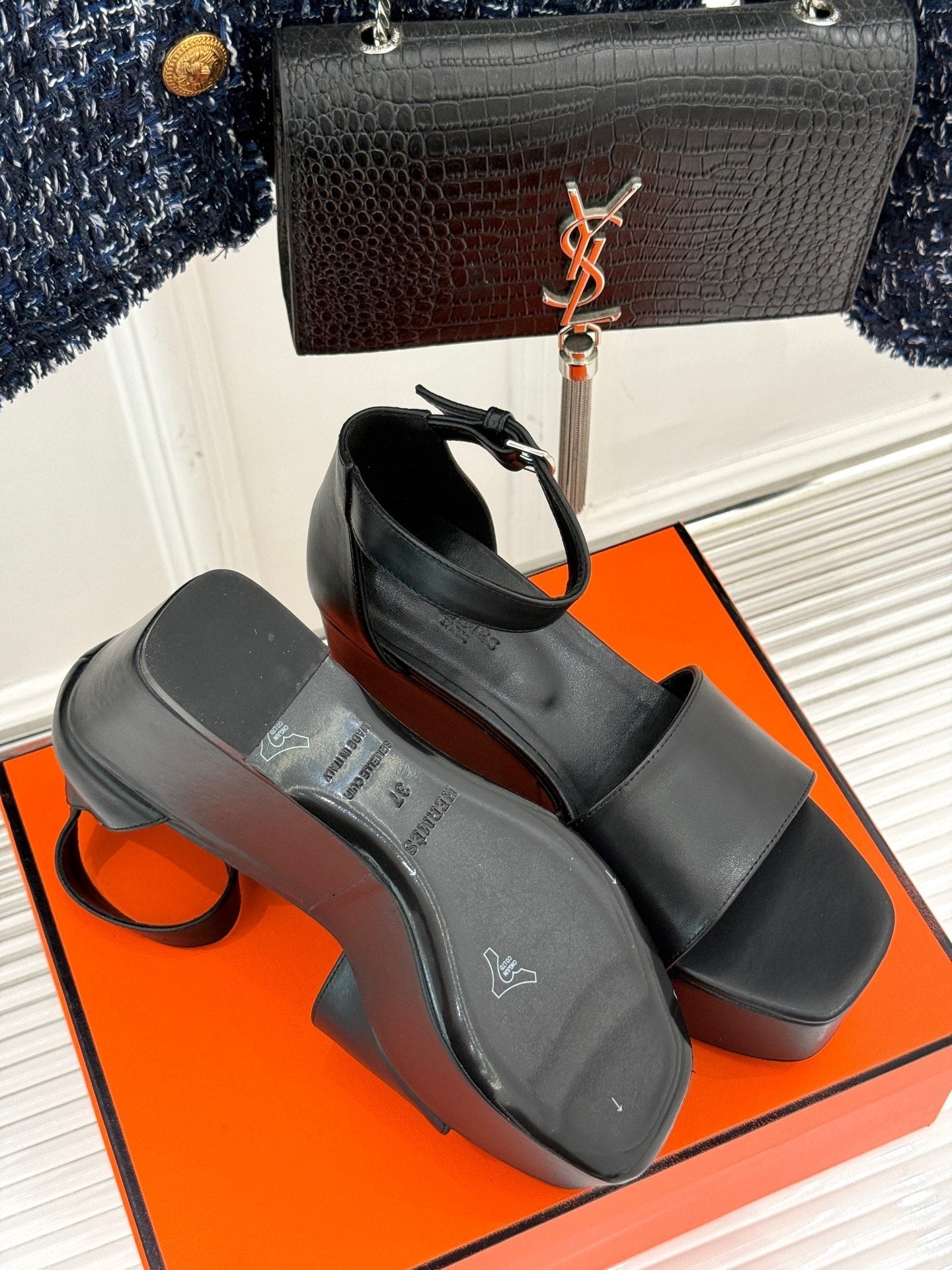 ILLUSION 35 SANDAL IN BLACK CALFSKIN - 35