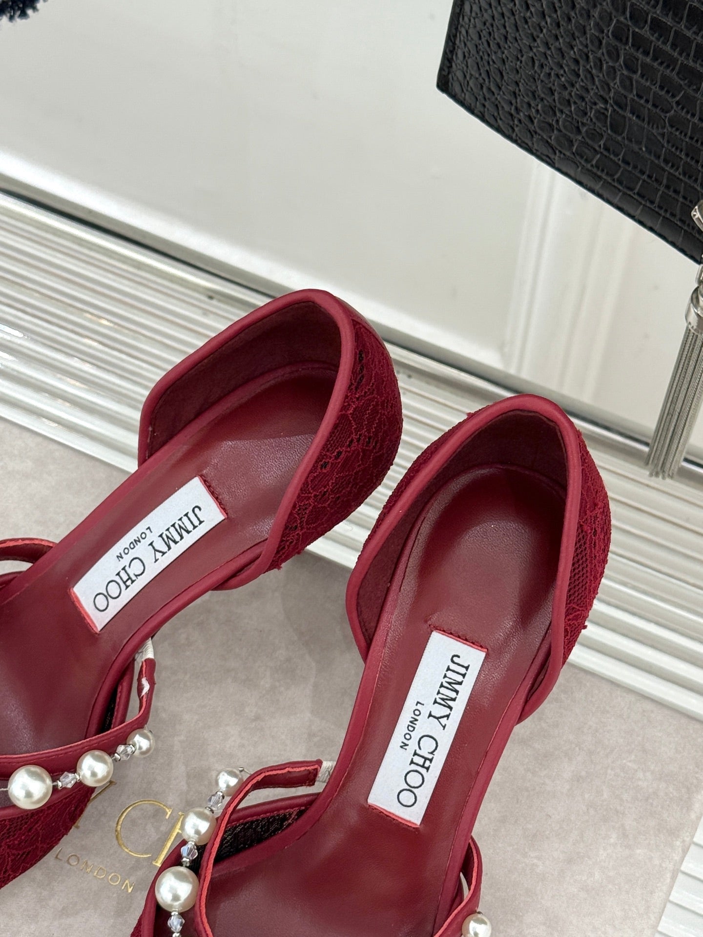 ВИСОКІ ПІДБОРИ JIMMY CHOO 26S, 65 ММ, ТЕМНО-ЧЕРВОНЕ МЕРЕЖИВО, ПРИКРАШЕНІ ПЕРЛИНАМИ