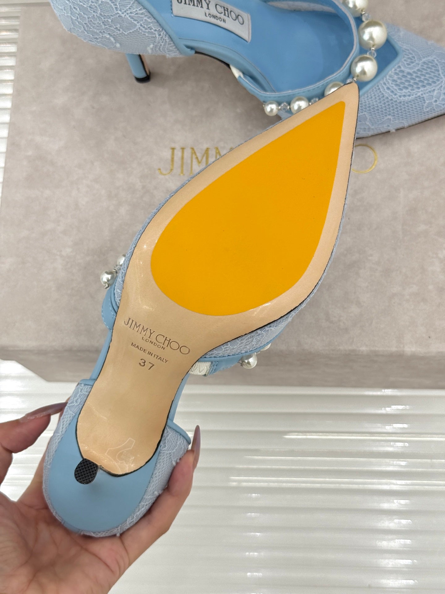 ТУФЛІ НА ШПИЛЬЦІ JIMMY CHOO 26S 85 ММ ЗІ СВІТЛО-БЛАКИТНОГО МЕРЕЖИВА, ПРИКРАШЕНІ ПЕРЛИНАМИ