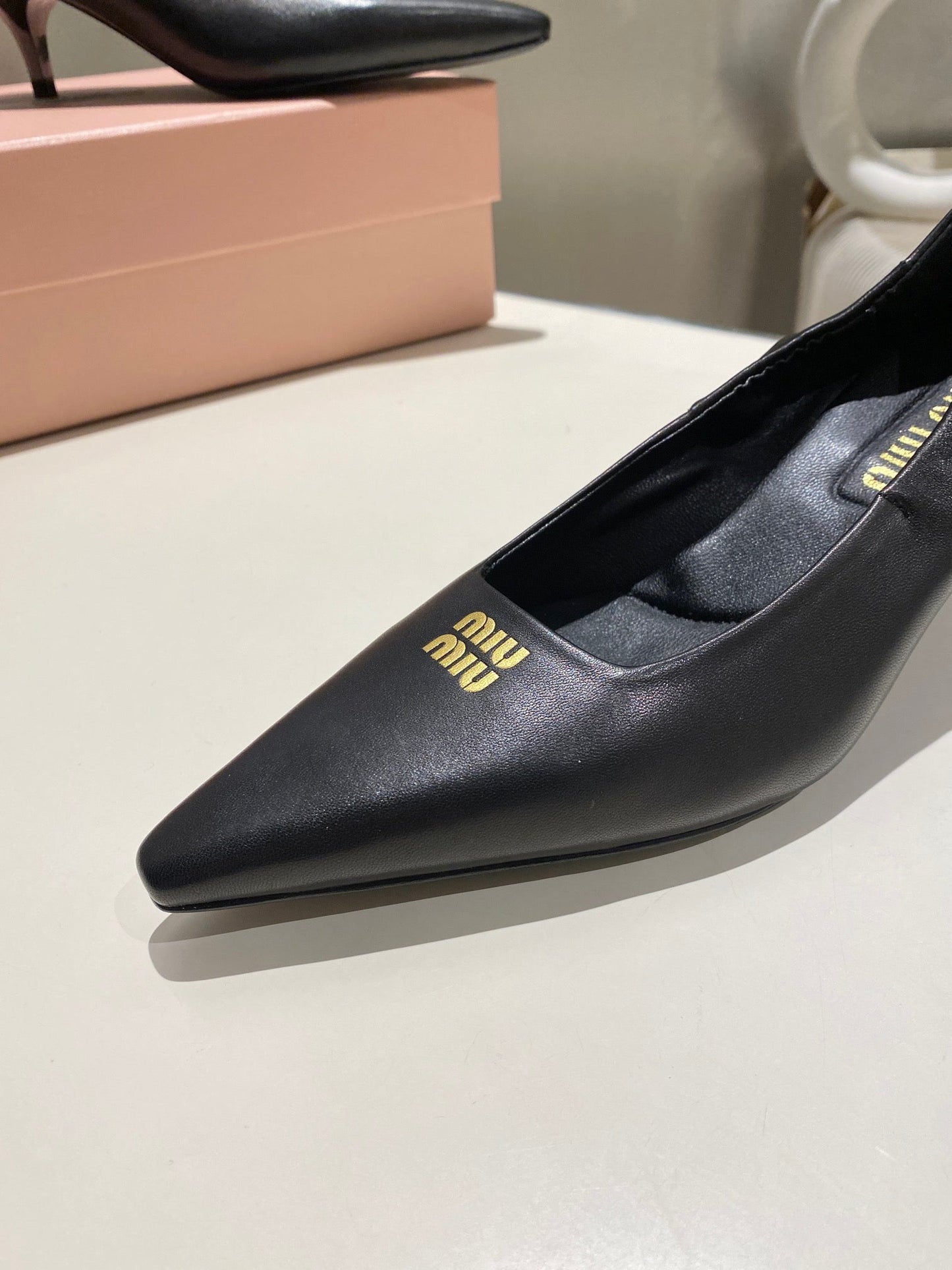 POINTED-TOE MID HEEL PUMPS IN BLACK SMOOTH LAMBSKIN - 34