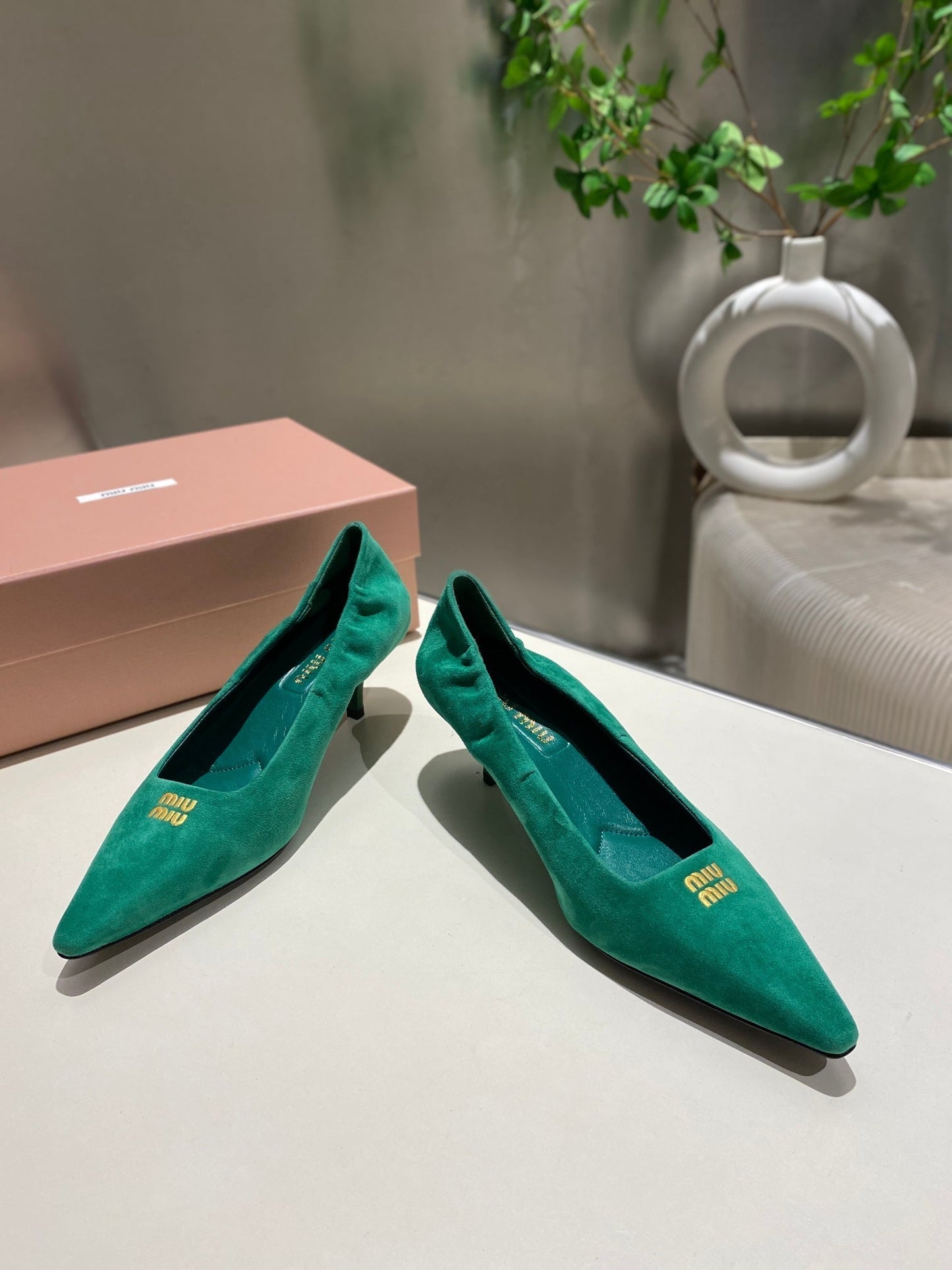 POINTED-TOE MID HEEL PUMPS IN GREEN SUEDE - 34