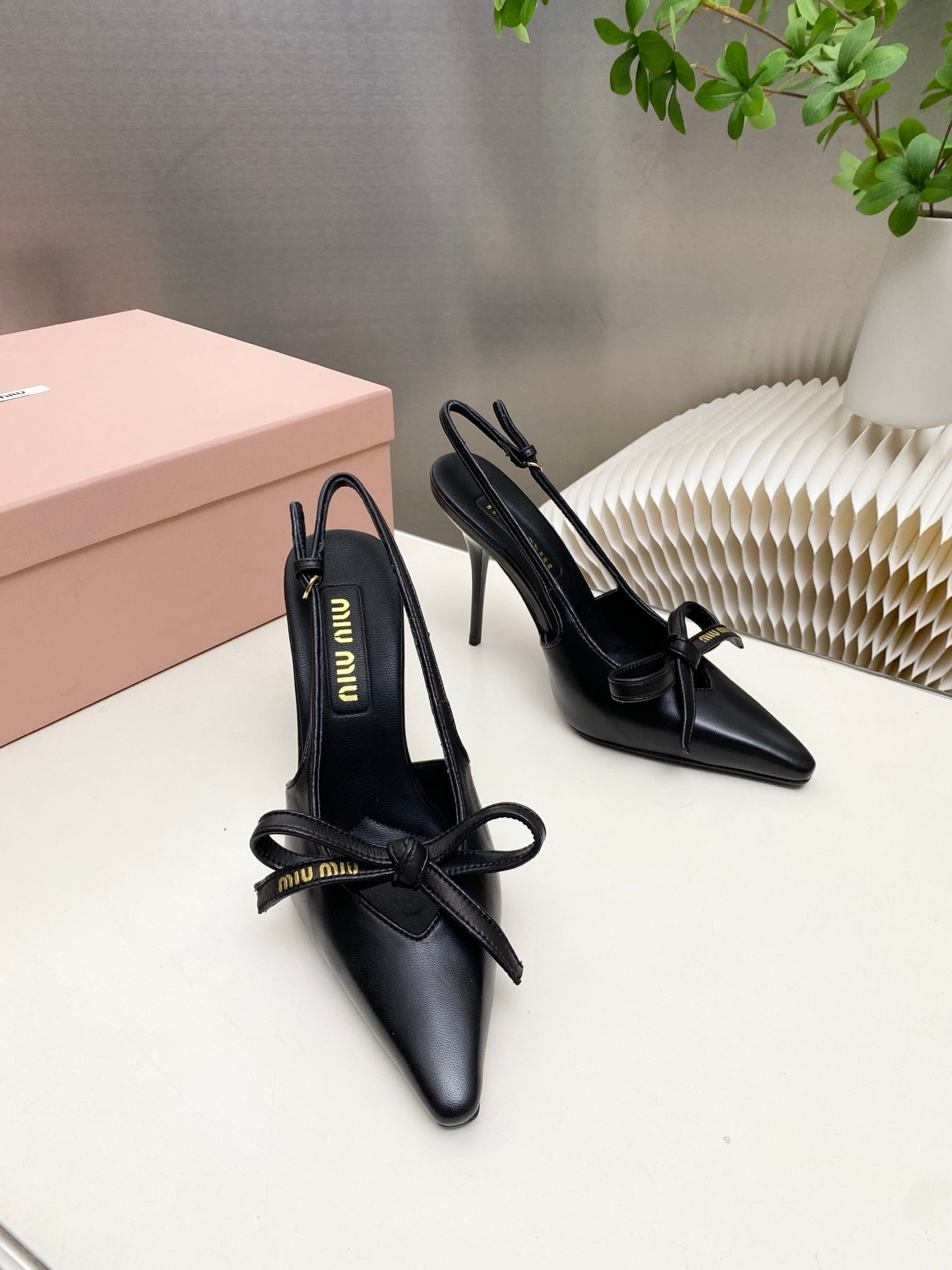 БОСОНІЖКИ MIUMIU 26S З РЕМІНЦЕМ НА П'ЯТІ ТА БАНТОМ, 105 ММ, З ЧОРНОЇ ТЕЛЯЧОЇ ШКІРИ