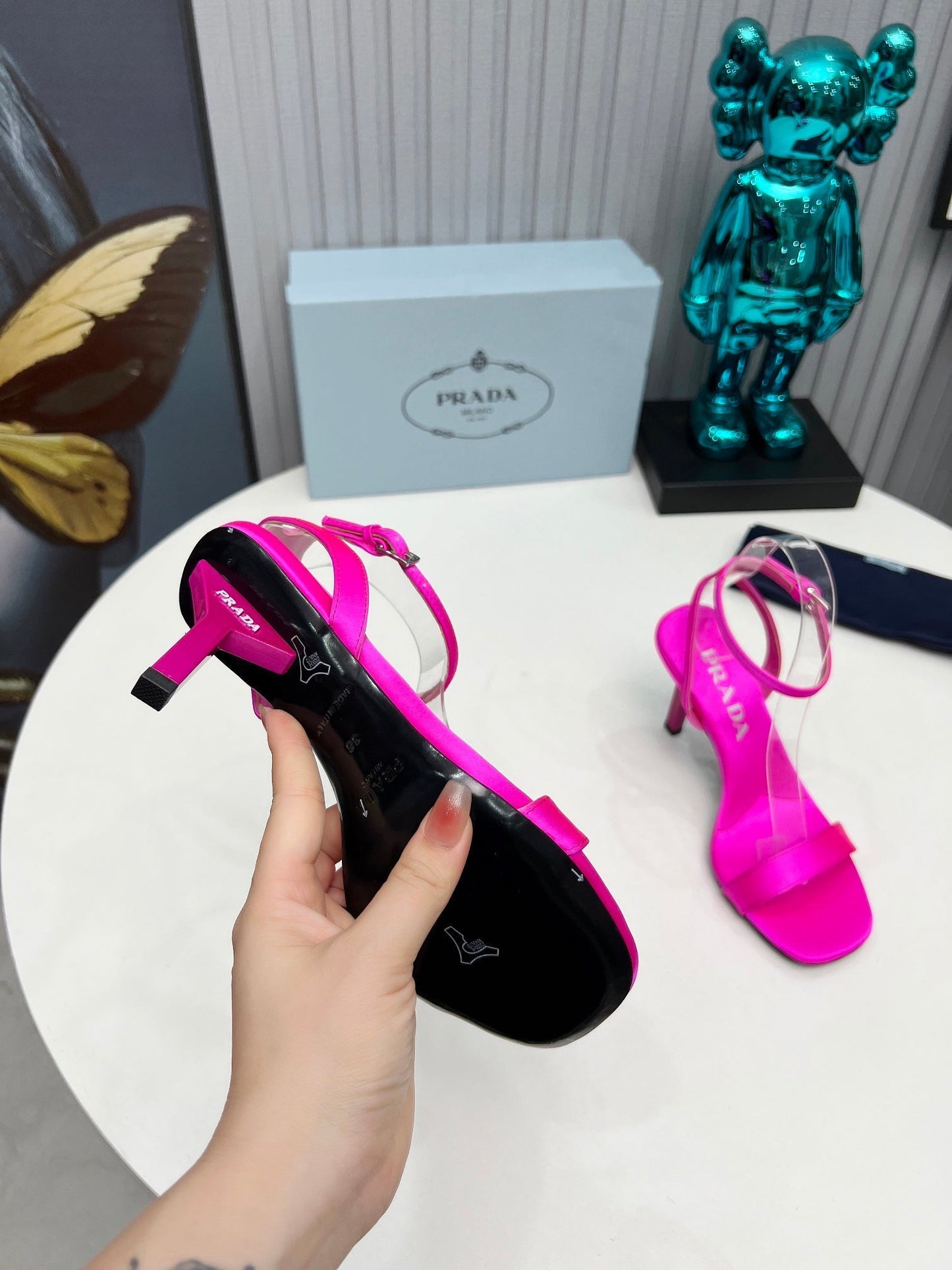 БОСОНІЖКИ PRADA 26S З РЕМІНЦЕМ НА ЩИКОЛОТЦІ, НА ШПИЛЬЦІ, ВИСОТОЮ 80 ММ, З АТЛАСУ КОЛЬОРУ ФУКСІЇ