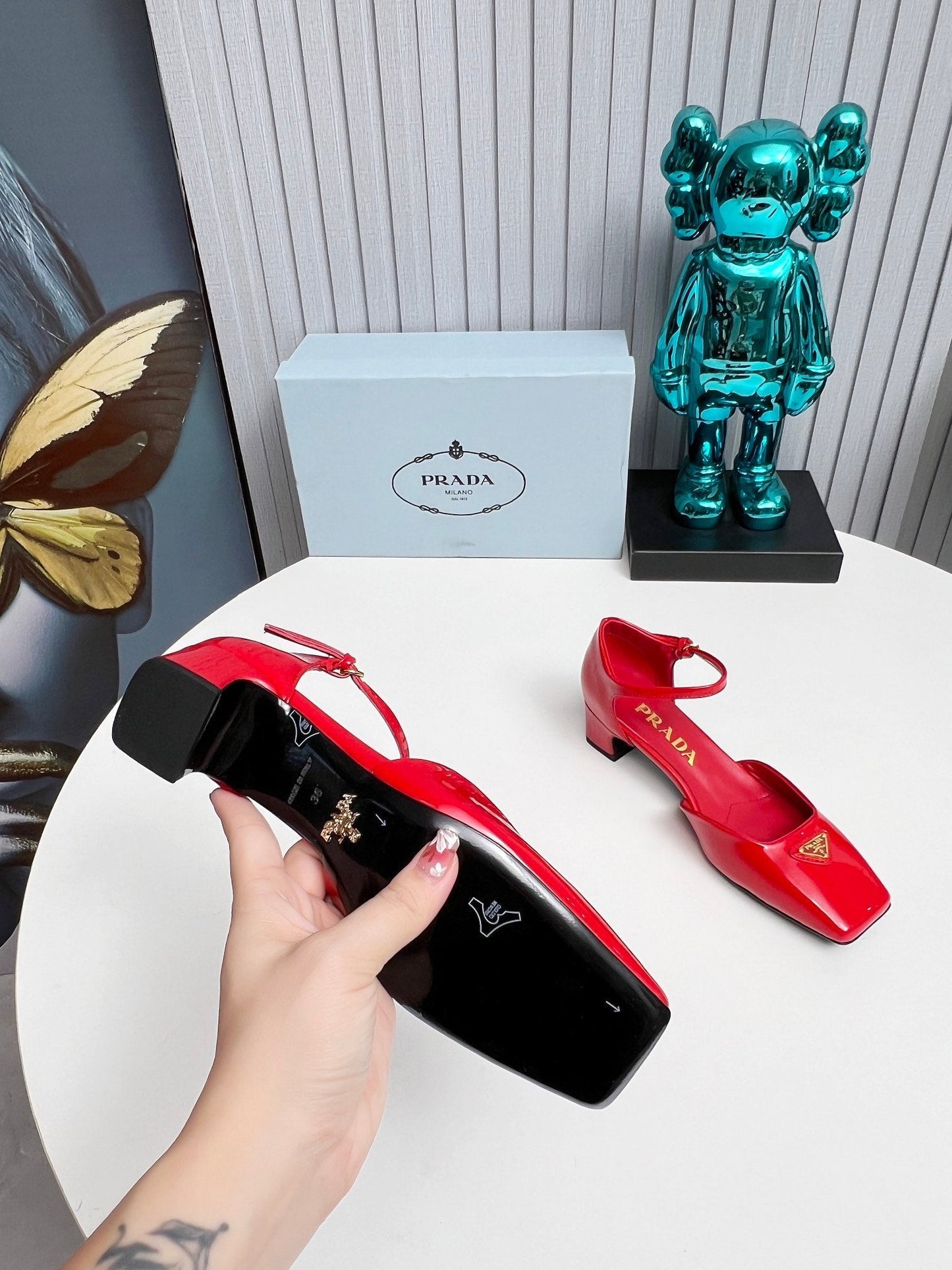 ТУФЛІ PRADA 26S З РЕМІНЦЕМ НА ЩИКОЛОТЦІ, 40 ММ, ЧЕРВОНА ЛАКОВАНА ТЕЛЯЧА ШКІРА, З ЛОГОТИПОМ У ВИГЛЯДІ ТРИКУТНИКА