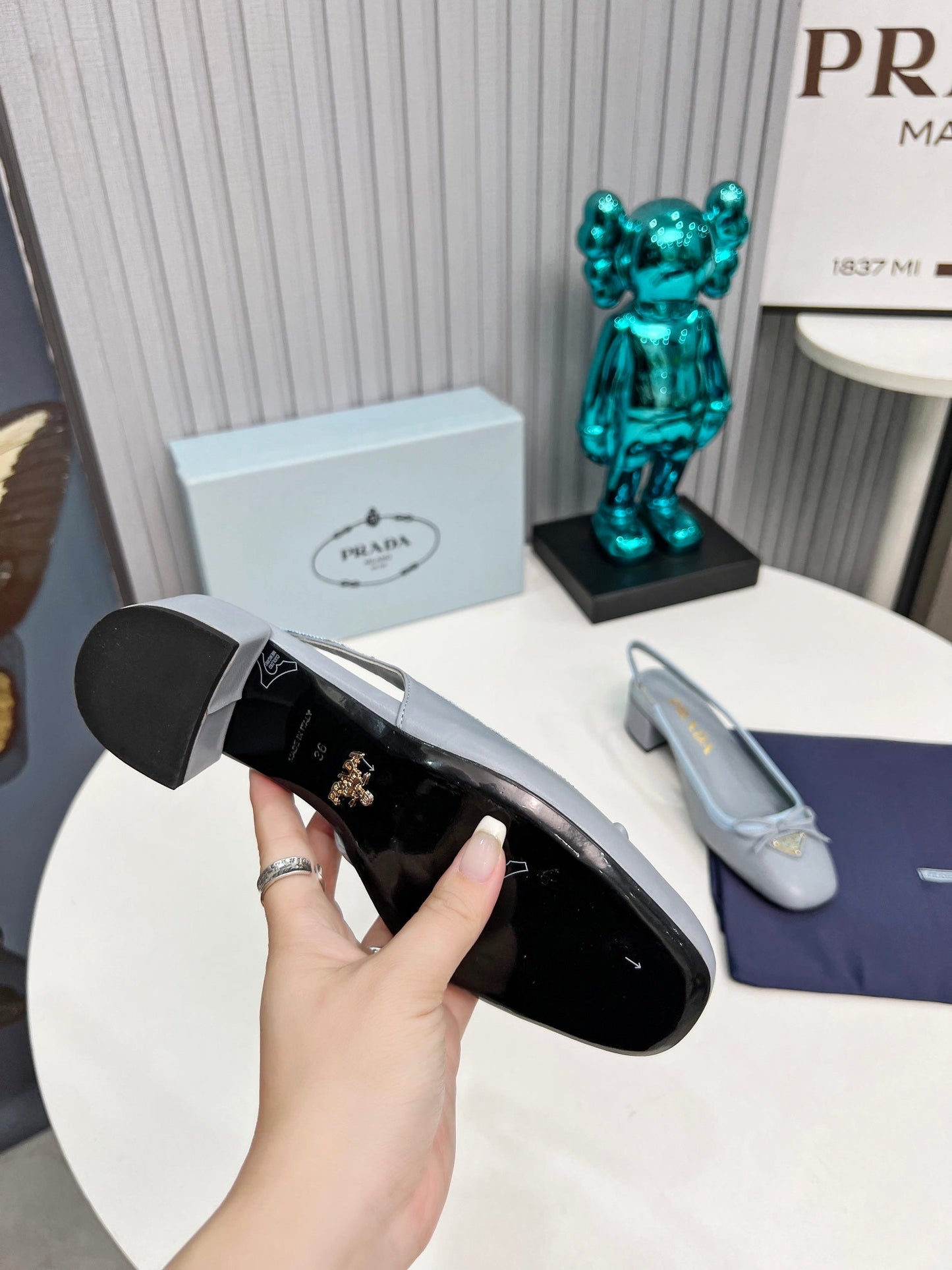 Жіночі туфлі-слінгбеки PRADA 26S з круглим носком 40 мм зі світло-блакитної телячої шкіри з бантом