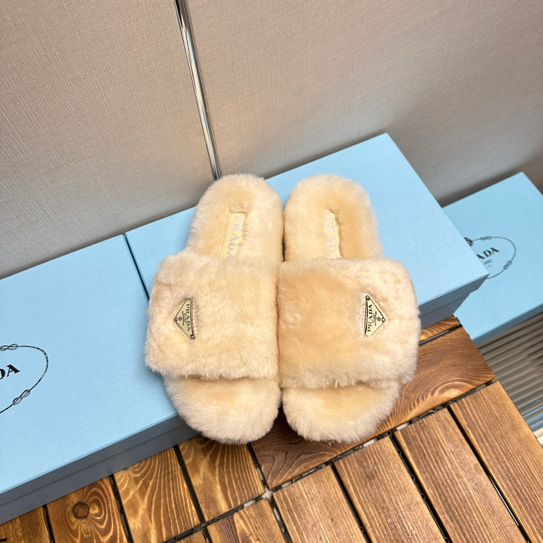 THICK-SOLED FUR SLIDES TUSCAN BEIGE WITH TRIANGLE LOGO - 35