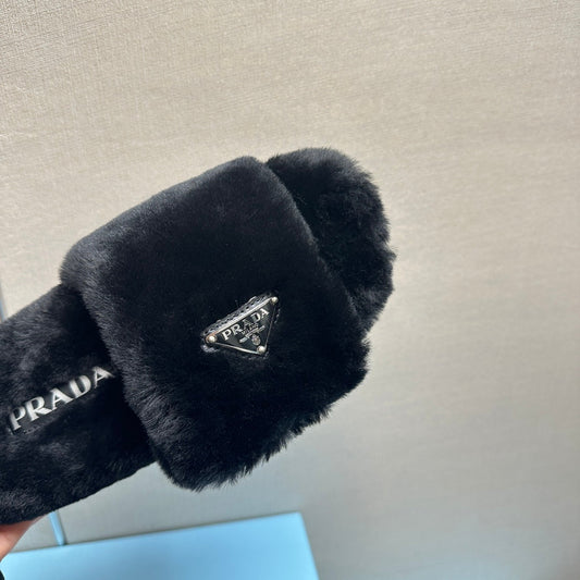 THICK-SOLED FUR SLIDES BLACK WITH TRIANGLE LOGO - 35