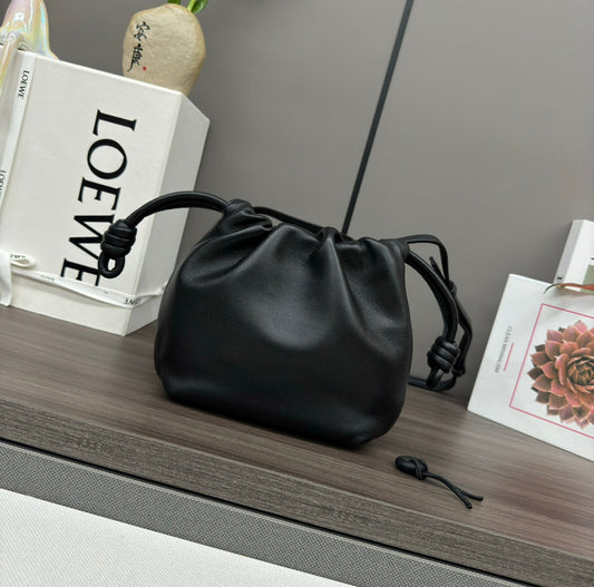 LOEWE 23 СУМКА-ВІДРО FLAMENCO З ЧОРНОЇ ОВЕЧОЇ ШКІРИ