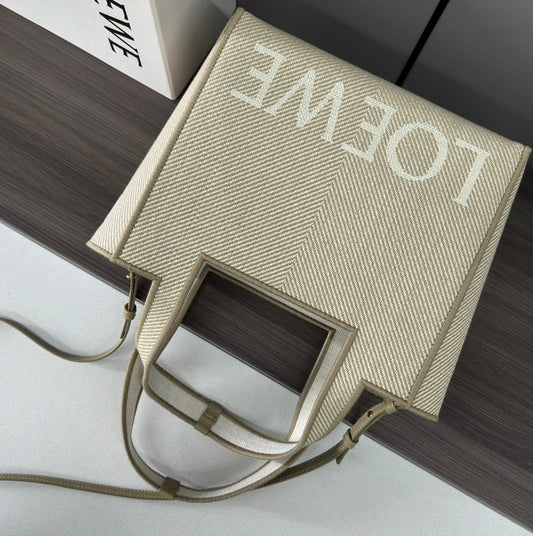 ВЕЛИКА СУМКА-ШОПЕР LOEWE FONT 30 З ЖАККАРДОВОГО ПОЛОТНА КОЛЬОРУ ЕКРЮ