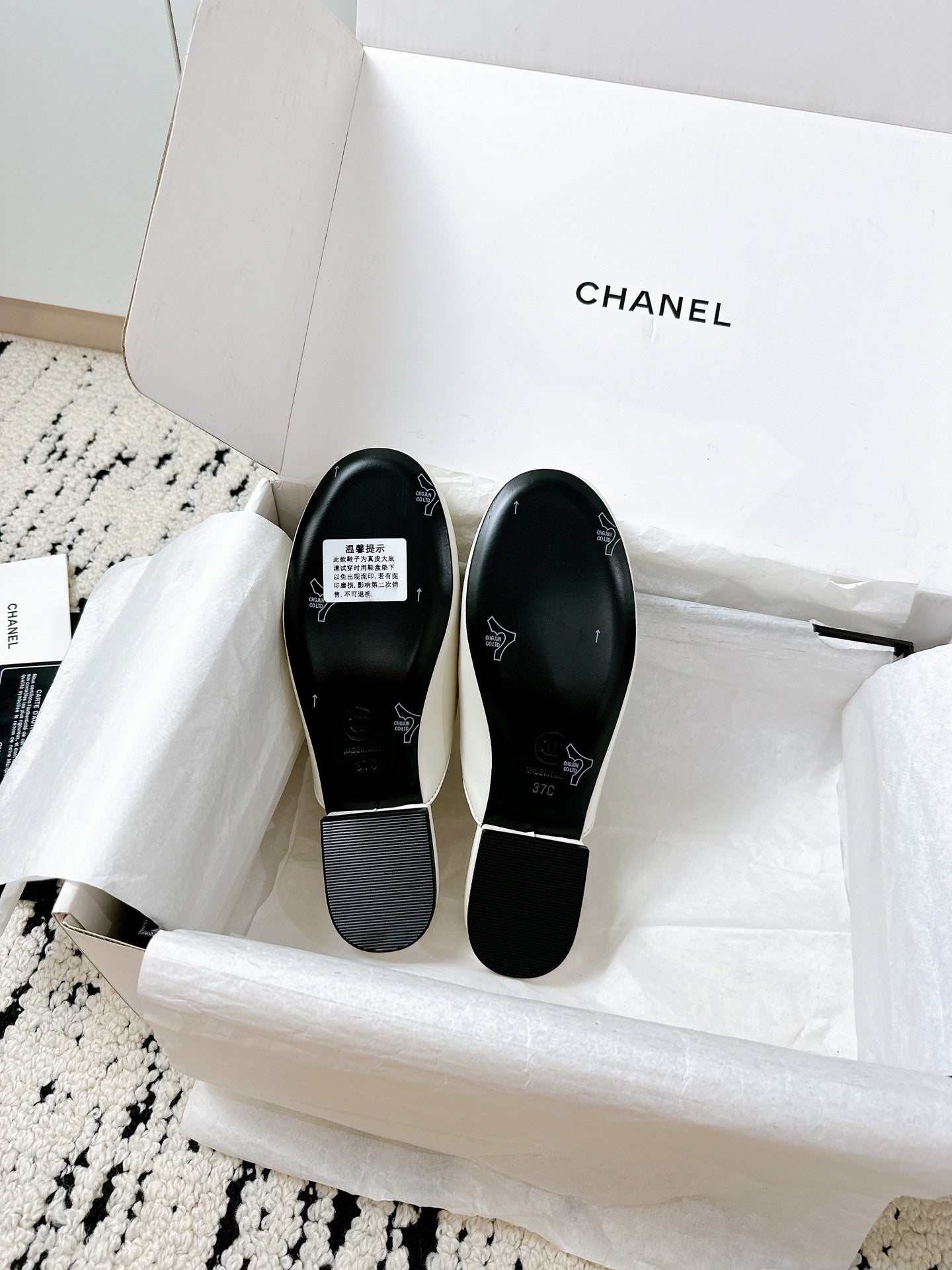 CC FLAT MULE IN WHITE CALFSKIN HARDWARE WITH ROCK MIX CHAIN - 35