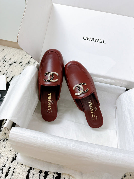 ШЛЬОПАНЦІ CC FLAT MULE ІЗ ТЕЛЯЧОЇ ШКІРИ КОЛЬОРУ RUBY RED З ФУРНІТУРОЮ У ВИГЛЯДІ ЛАНЦЮЖКА ROCK MIX - 35