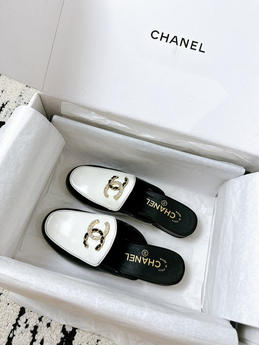 ШЛЬОПАНЦІ CC FLAT MULE З БІЛОЇ ТА ЧОРНОЇ ТЕЛЯЧОЇ ШКІРИ З ФУРНІТУРОЮ ТА ЛАНЦЮЖКОМ "ROCK MIX" - 35