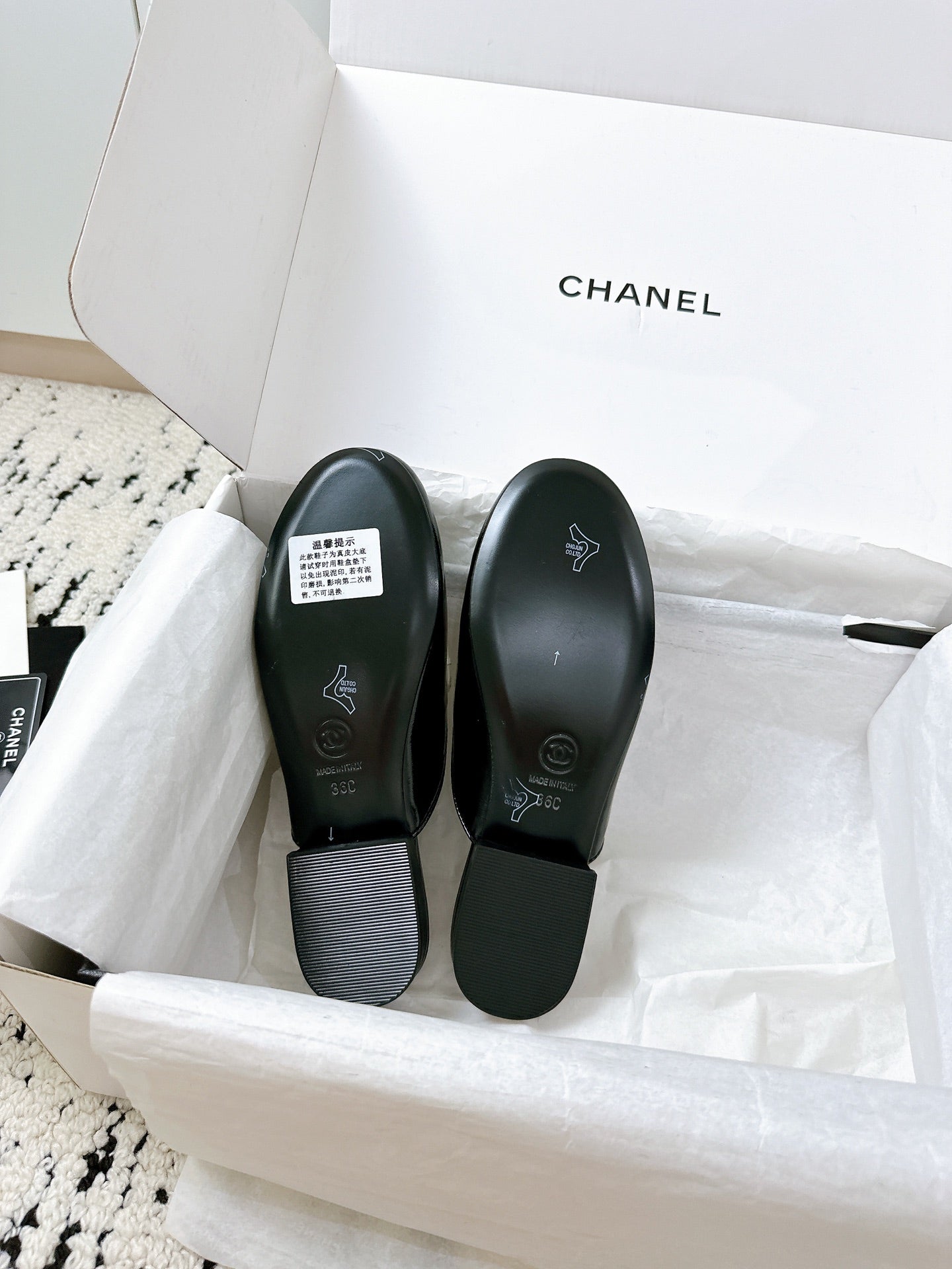 CC FLAT MULE IN WHITE AND BLACK CALFSKIN HARDWARE WITH ROCK MIX CHAIN - 35