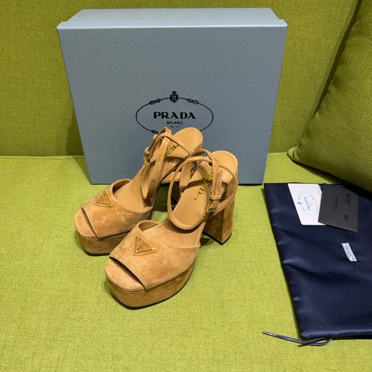 БОСОНІЖКИ PRADA 25S НА ВИСОКОМУ КАБЛУЦІ 140 ММ З КОРИЧНЕВОЇ ЗАМШІ КОЛЬОРУ КАРАМЕЛІ, МОДЕЛЬ 2 - 35