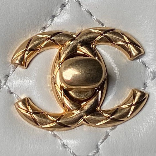 КЛАСИЧНА СУМКА COCO HANDLE CHANEL 25S 19 СМ З БІЛОЇ ОВЕЧОЇ ШКІРИ ІЗ ЗОЛОТОЮ ФУРНІТУРОЮ
