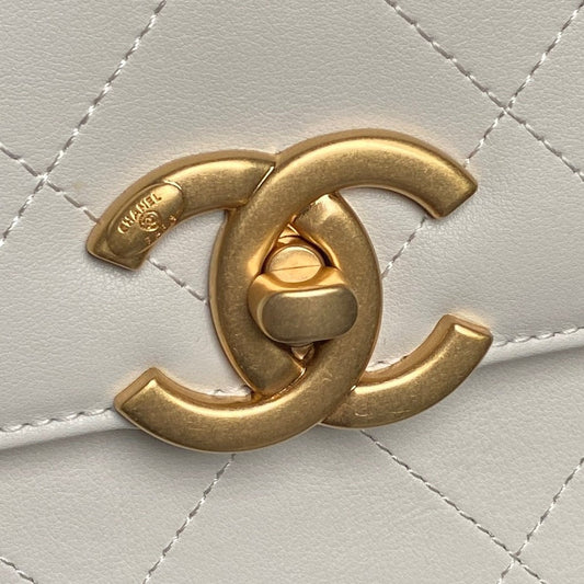 CHANEL 25S СУМКА FLAP BAG 28 З БІЛОЇ ТЕЛЯЧОЇ ШКІРИ ІЗ ЗОЛОТОЮ ФУРНІТУРОЮ