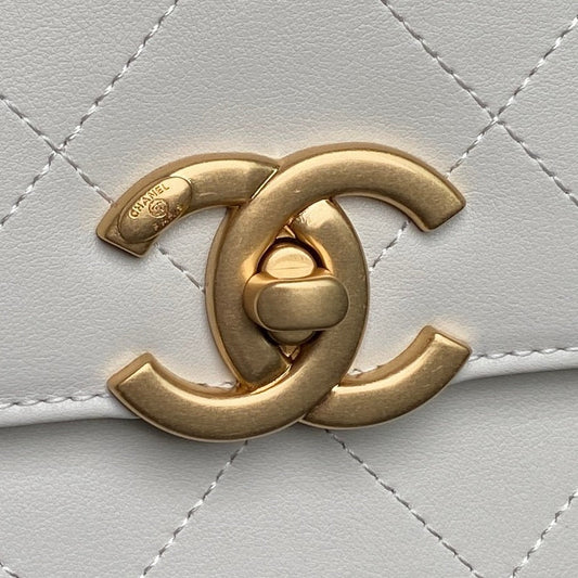 CHANEL 25S СУМКА НА ПЛЕЧЕ З ВЕРХНЬОЮ РУЧКОЮ 37 З КРЕМОВО-БІЛОЇ ТЕЛЯЧОЇ ШКІРИ ІЗ ЗОЛОТОЮ ФУРНІТУРОЮ