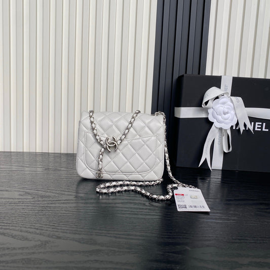 CHANEL 25S МІНІ-СУМКА FLAP 18 З БІЛОЇ ТЕЛЯЧОЇ ШКІРИ