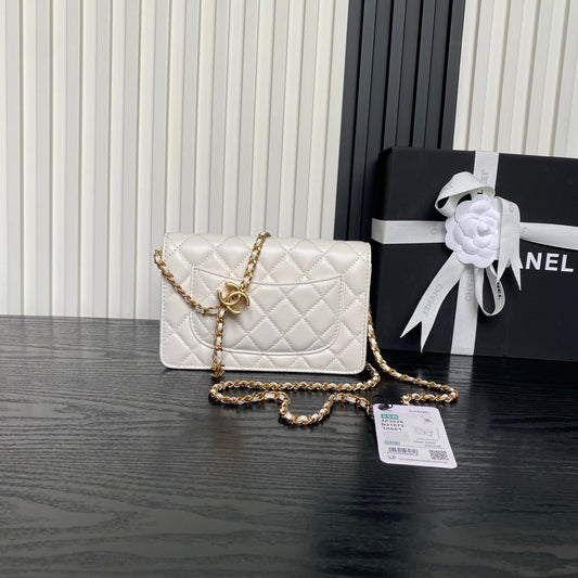 CHANEL 25S ГАМАНЕЦЬ НА ЛАНЦЮЖКУ 19 ЗІ СЛОНОВОЇ КІСТКИ, З ТЕЛЯЧОЇ ШКІРИ, ФУРНІТУРА ЗОЛОТОГО КОЛЬОРУ