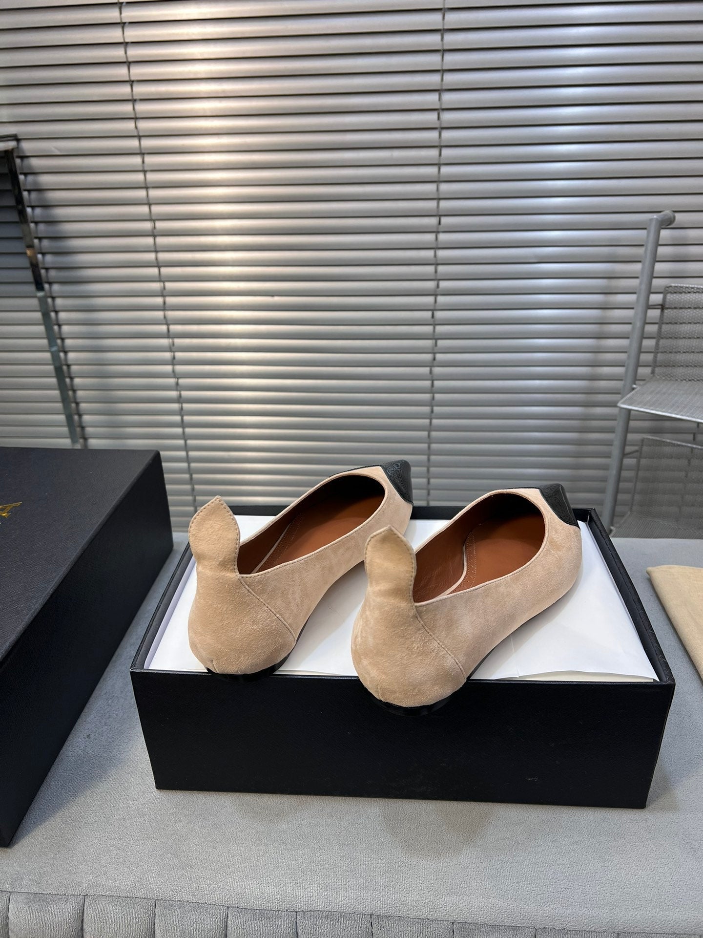 ALAIA PUMP 1 CM IN BEIGE SUEDE MIX BLACK CALFSKIN - 35