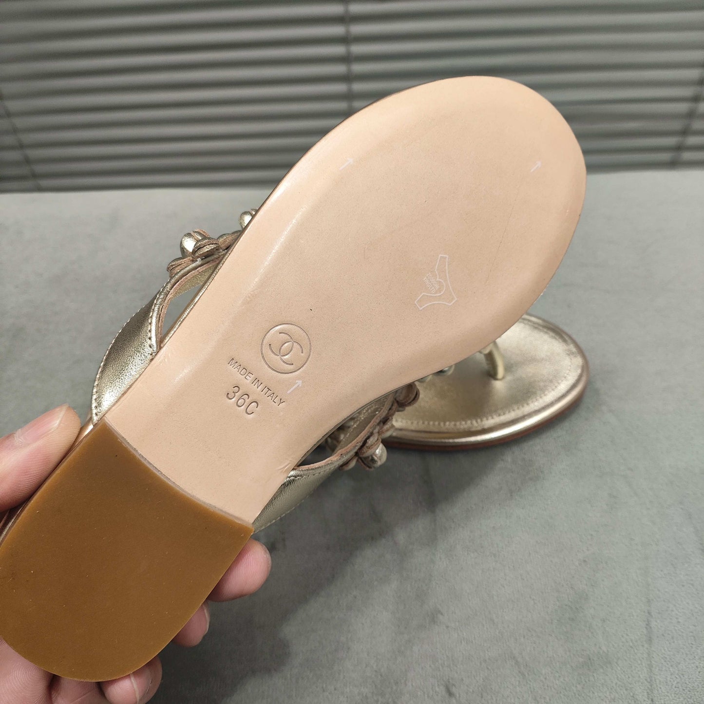 THONG SLIPPERS CAMELLIA IN GOLD PANTENT CALFSKIN - 35