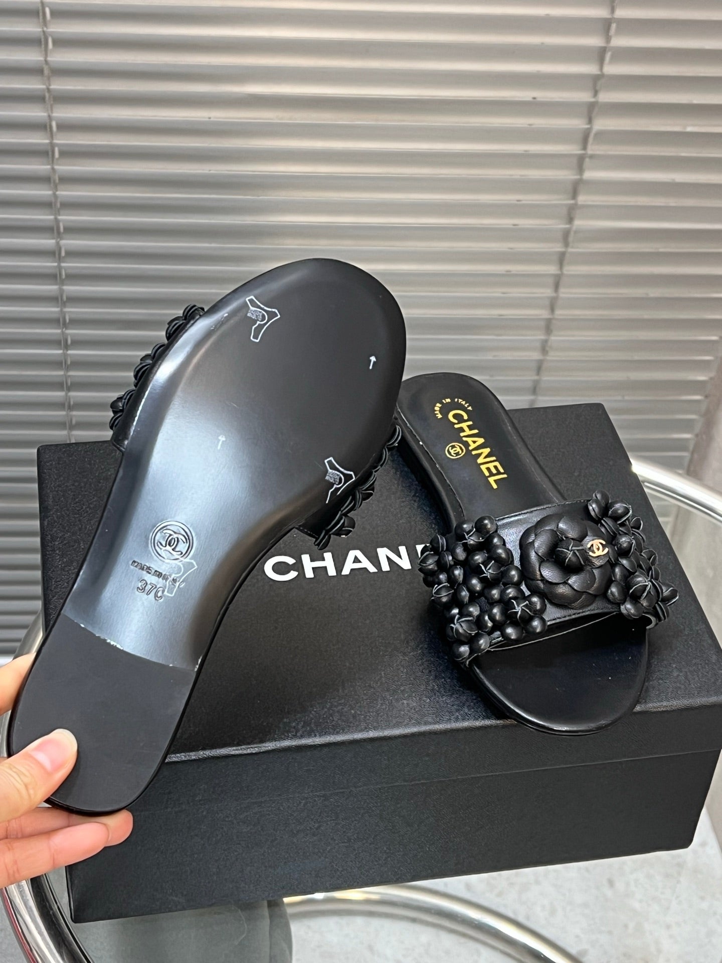 SLIPPERS CAMELLIA IN BLACK CALFSKIN - 35