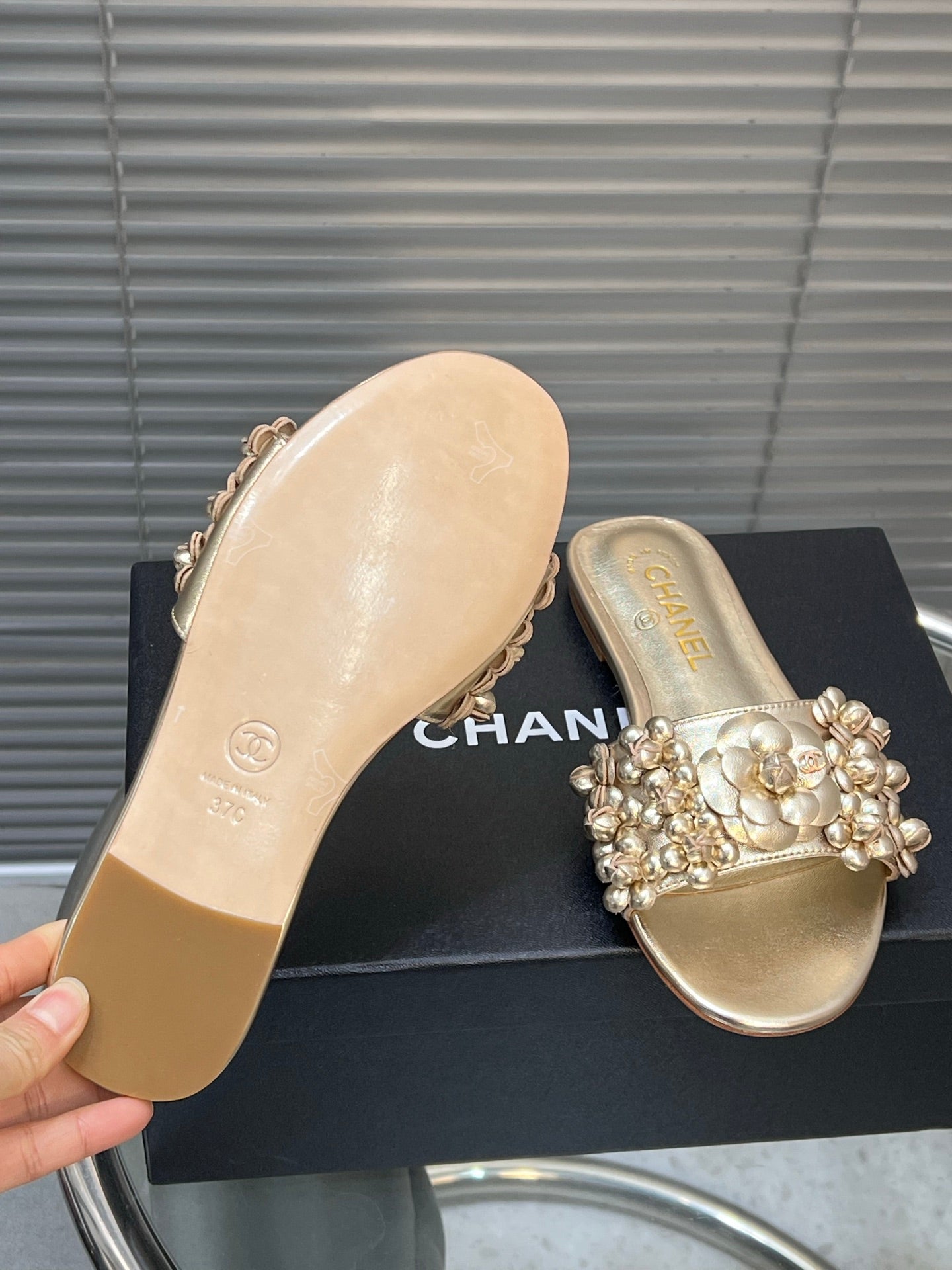 SLIPPERS CAMELLIA IN GOLD PANTENT CALFSKIN - 35