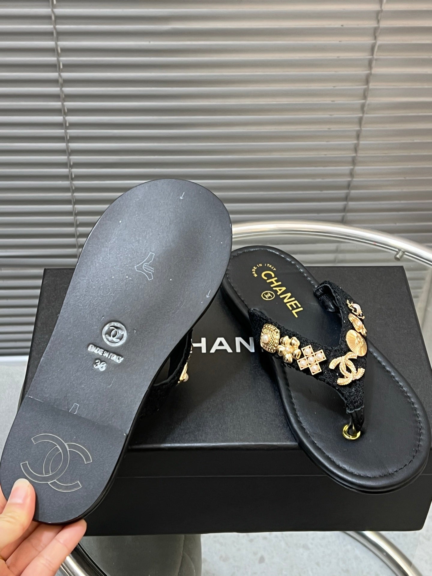 THONG SLIPPERS IN BLACK SOFT LEATHER WITH LOGO STICKER DETAIL - 35