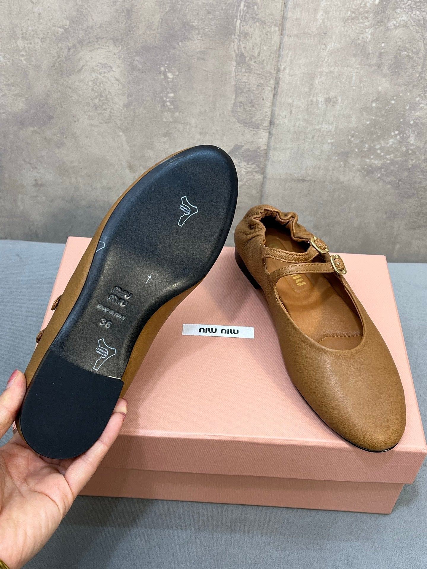 БАЛЕТКИ MIUMIU 26S МЕРІ ДЖЕЙН З ПОДВІЙНИМ РЕМІНЦЕМ З ОВЕЧОЇ ШКІРИ КОЛЬОРУ КАРАМЕЛЬ