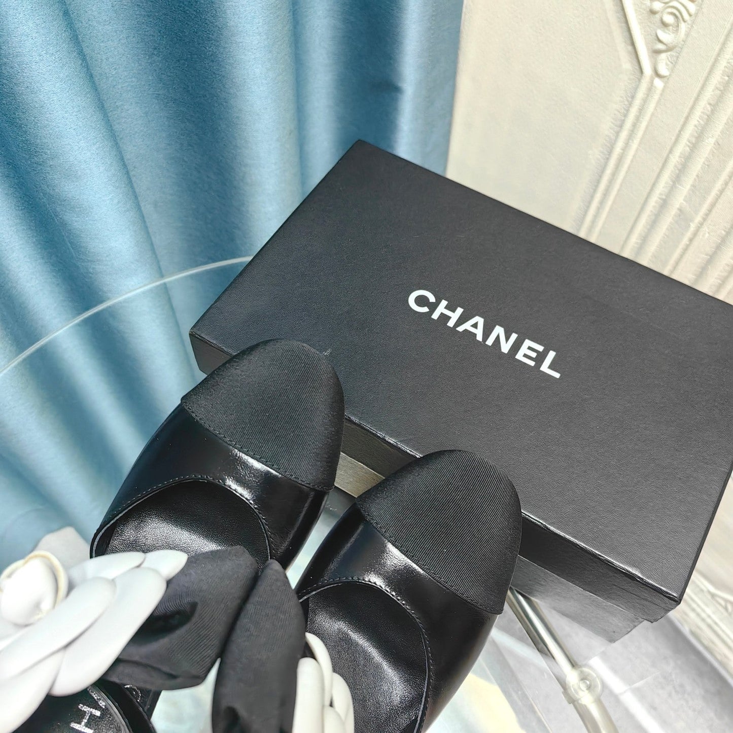 HIGH HEELS IN BLACK SHEEPSKIN WITH WHITE FLOWER - 34
