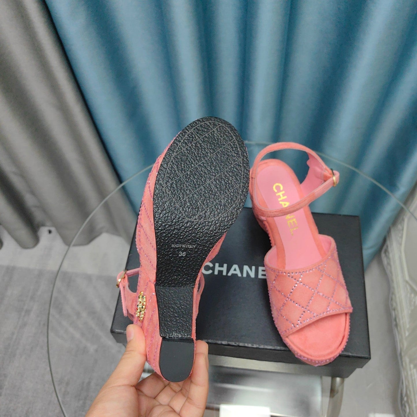THICK-SOLED WEDGE SANDALS IN LIGHT PINK SUEDE - 35