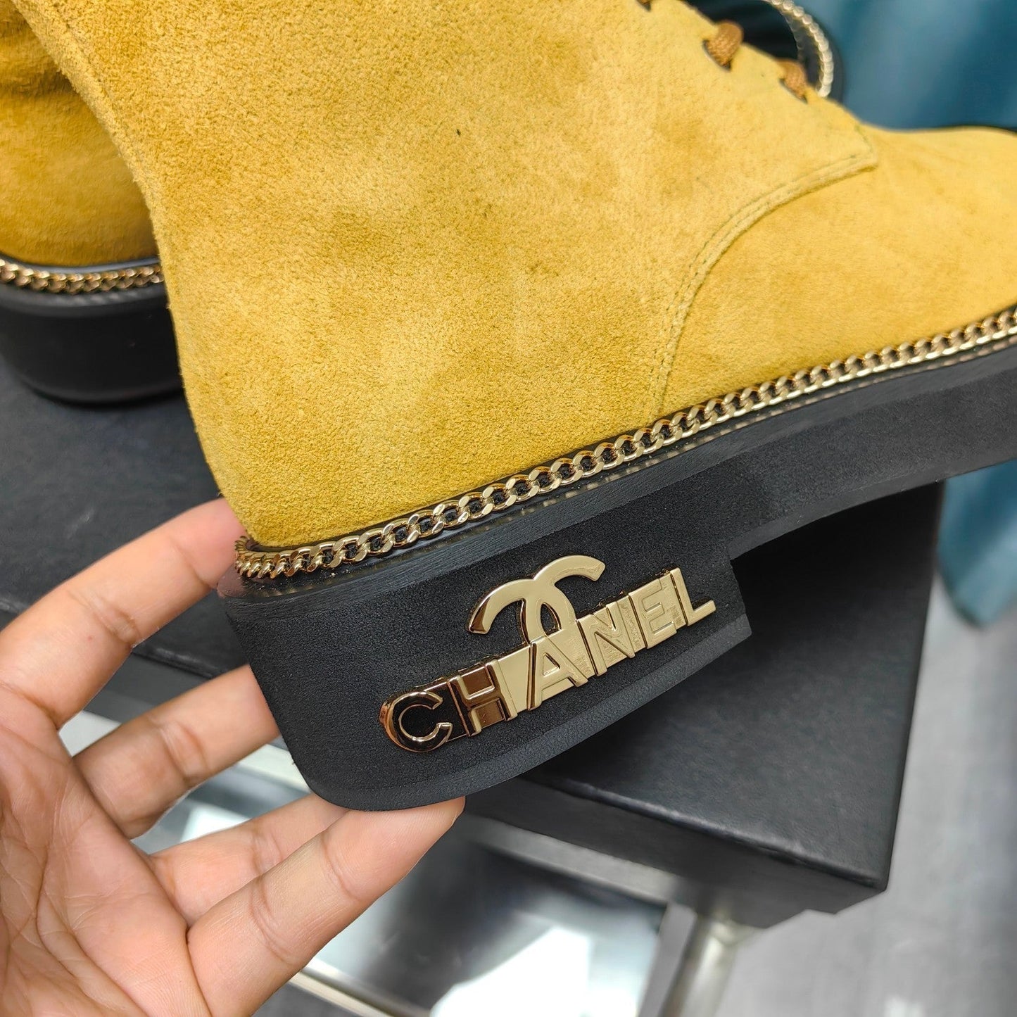 SHORT BOOTS IN GOLD YELLOW SUEDE AND BLACK SHEEPSKIN - 35