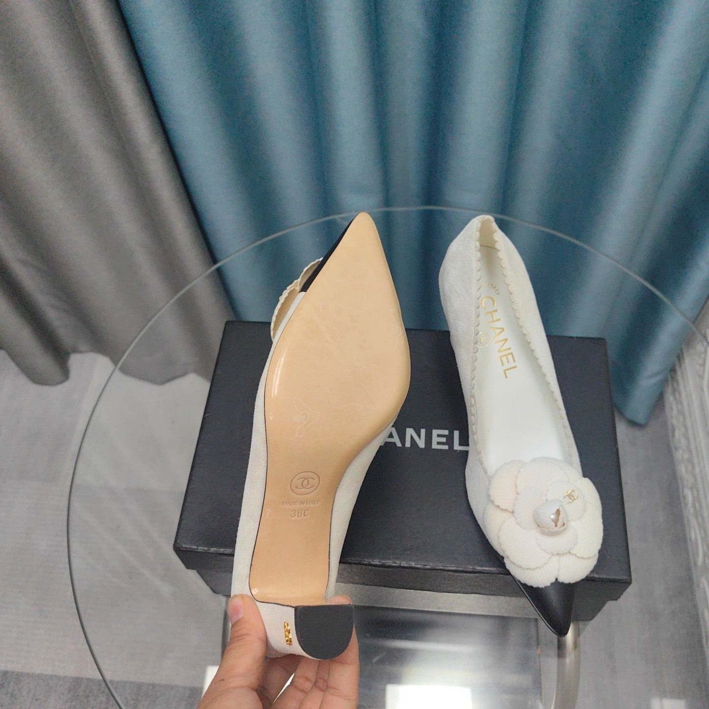 CC HIGH HEELS 80 MM IN WHITE SUEDE AND BLACK CALFSKIN WITH FLOWER - 35