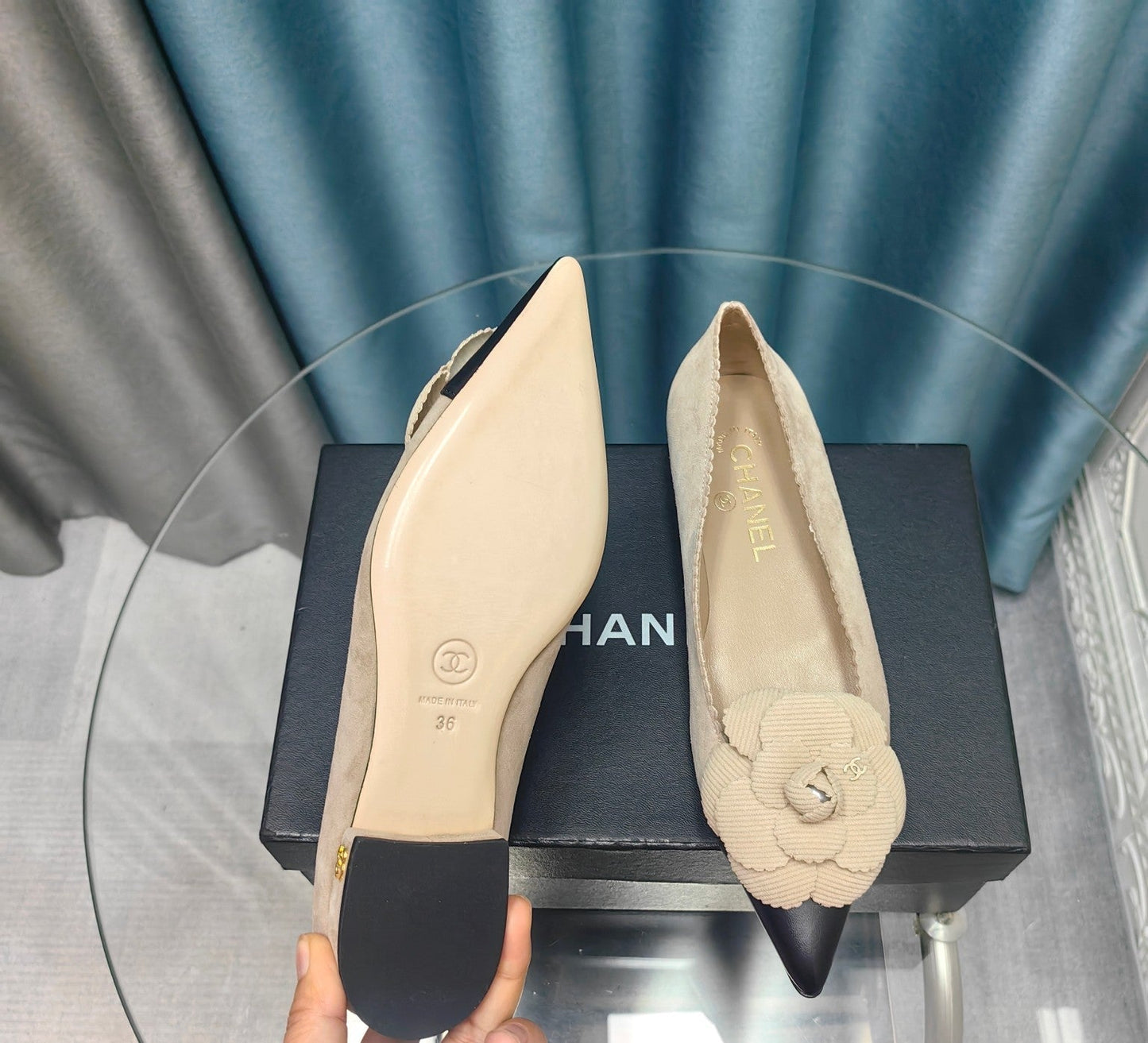 CC BALLET FLAT IN TAN BEIGE SUEDE AND BLACK CALFSKIN WITH FLOWER - 35