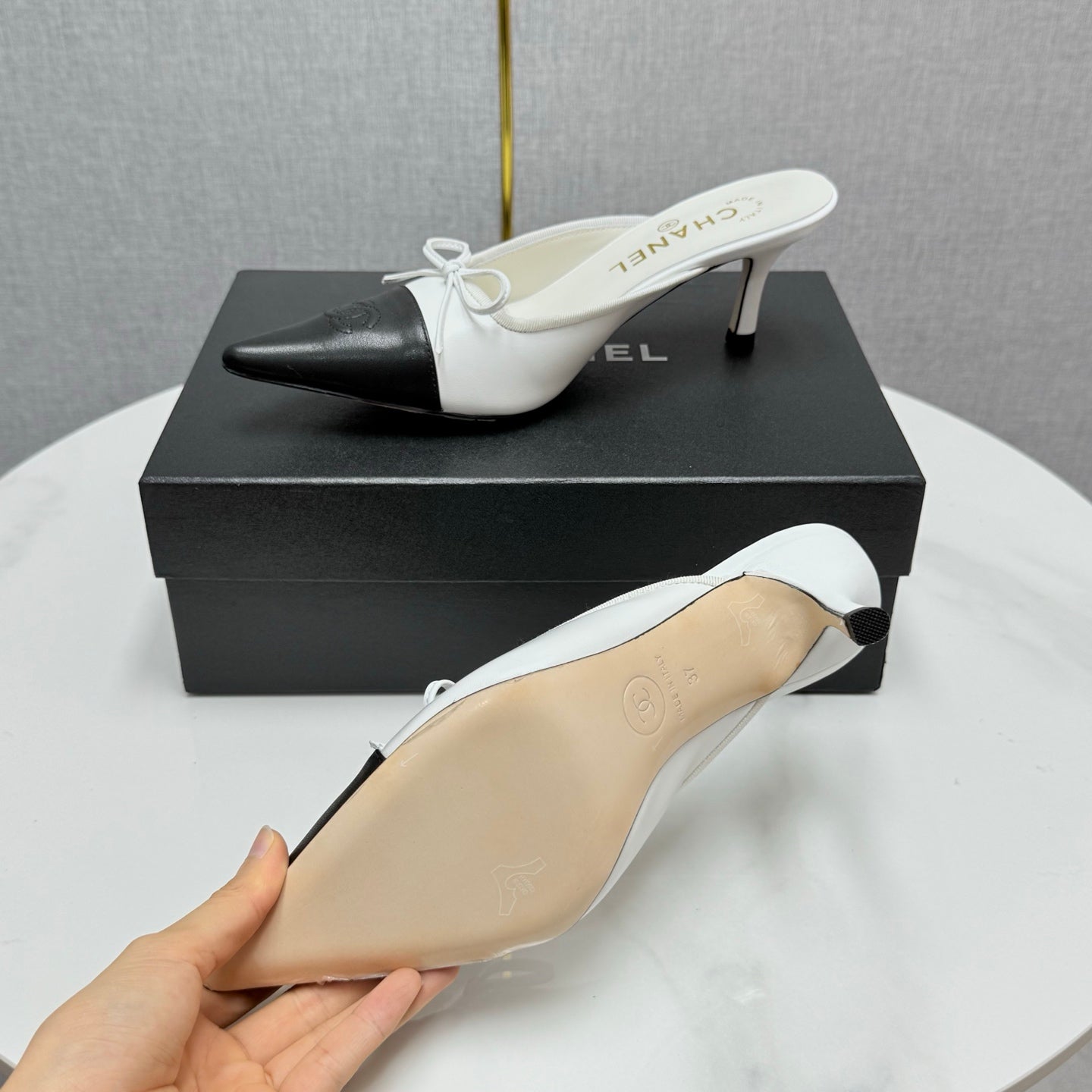 CC HEEL MULES 25S IN BLACK AND WHITE LAMBSKIN WITH BOW - 35